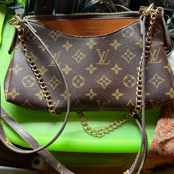 Louis Vuitton - Picture 1 of 4